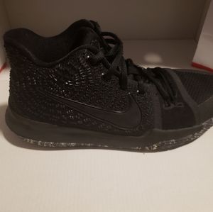 Kyrie 3 "Triple black" (Size 7 Y) *USED*